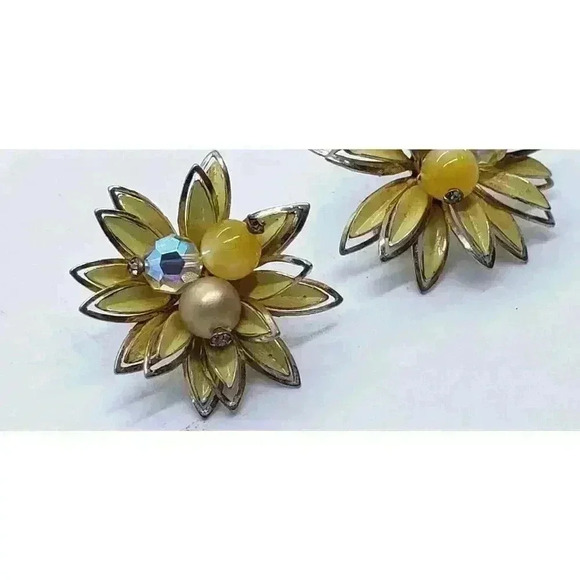 Vintage Coro Earrings Yellow Daisy Flower Enamel & Cut Out Glass Bead Center 50s - Picture 3 of 9